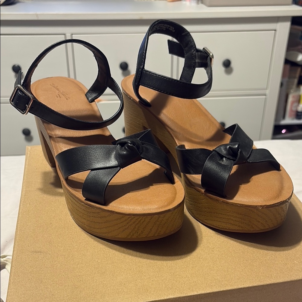 Universal Thread Black Strappy Platform Sandals -… - image 2